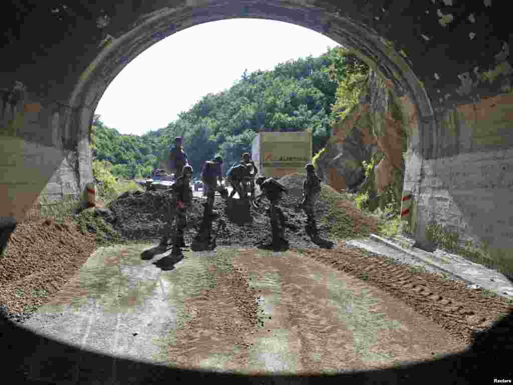 Francuski vojnici KFOR-a u blizini sela Zubin na sjeveru Kosova, 26.07.2011. Foto: Reuters / Marko Đurica 