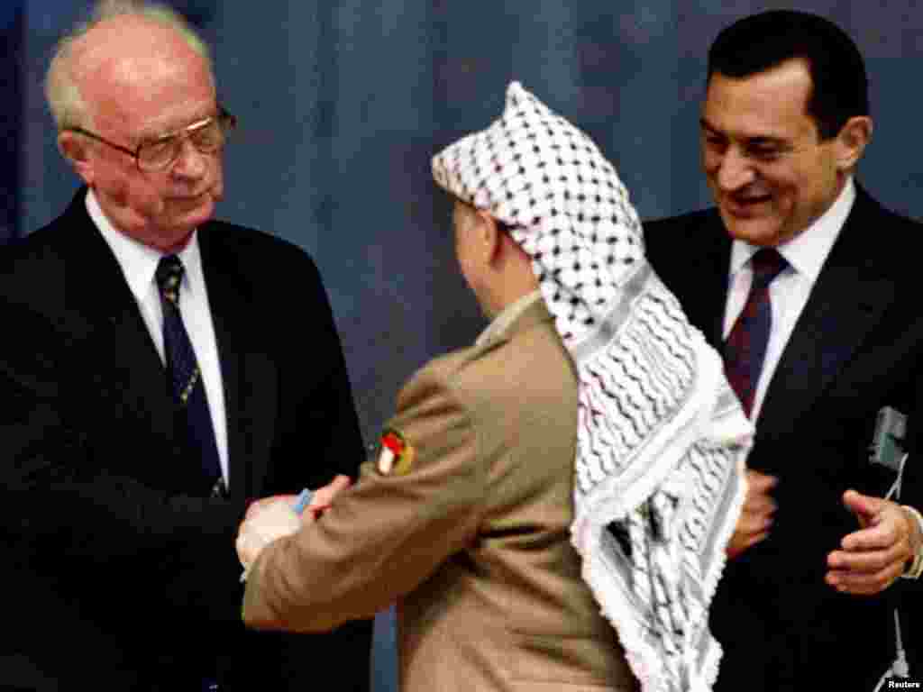 Mubarak kao domaćin isrorijskog potpisivanja mirovnog sporazuma između izraelskog premijera Jitzhaka Rabina i vođe PLO Jasera Arafata koji omogućava Palestincima djelimično samoupravljanje na teritoriji Gaze i Jericho. Maj 1994. .