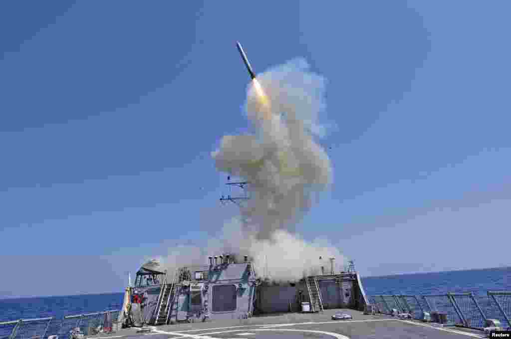 O navă a Marinei SUA lansează o rachetă Tomahawk în Marea Mediterană, în martie 2011. Nu este clar cum ar putea Ucraina să utilizeze această armă, care este de obicei lansată de pe nave militare sau submarine. Rachete de tip Tomahawk pot fi lansate și de pe unele aeronave, dar un oficial ucrainean a declarat reporterilor că rachetele Tomahawk „nu sunt ușor de utilizat” fără avioane strategice de bombardament, pe care Kievul nu le deține.