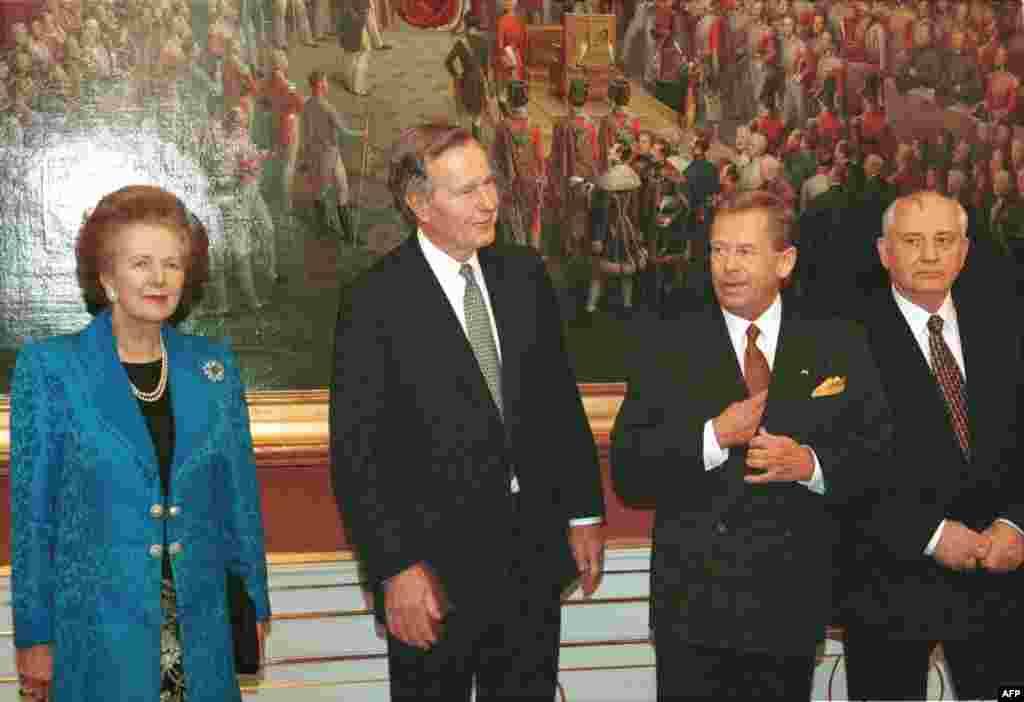 Margaret Thatcher, fostul președinte american George Bush, președintele Cehiei, Vaclav Havel, și fostul președinte sovietic Mihail Gorbaciov la sosirea la un dineu la Castelul din Praga, &icirc;n noiembrie 1999.