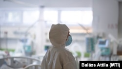  Ápoló a fehérgyarmati kórház koronavírussal fertőzött betegek fogadására kialakított intenzív osztályán 2021. április 2-án. 