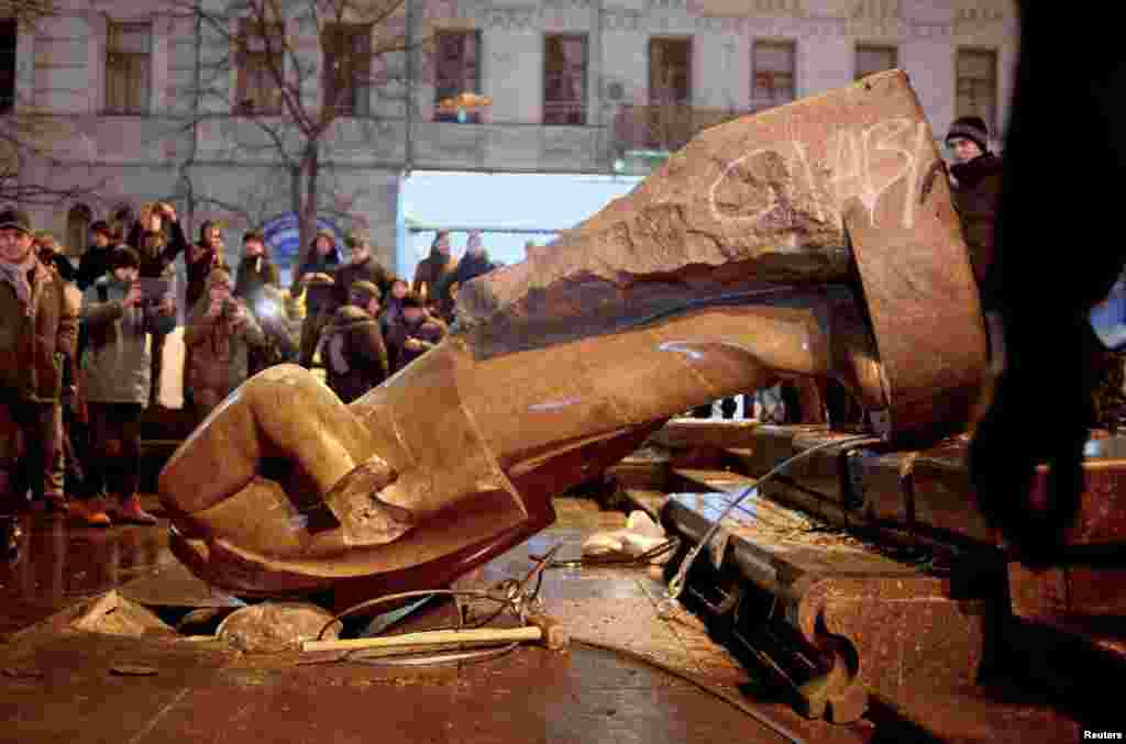 Njerëz duke qëndruar përreth bustit të &nbsp;Vladimir Leninit, i cili u rrëzua nga protestuesit gjatë një proteste të organizuar nga mbështetësit e integrimeve evropiane, Kiev, 8 dhjetor 2013.