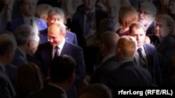 Serghei Lușikov (dreapta) surprins în preajma președintelui rus Vladimir Putin