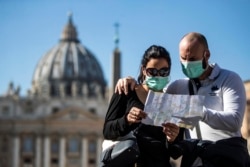 Dy turistë në Itali.
