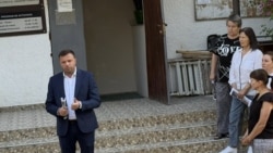 Pe 5 septembrie, la o întâlnire cu alegătorii din satul Ciorescu, mun. Chișinău, candidatul PAS Sergiu Lazarencu a fost prezentat ca ministru al Mediului, deși acesta este suspendat din funcție. 