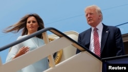 Президент США Дональд Трамп и первая леди Мелания Трамп на трапе президентского самолета Air Force One