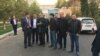 Актер Матякуб Матчонов (третий слева) в кругу родных и друзей после освобождения из зала суда. Ташкент, 31 октября 2016 года.