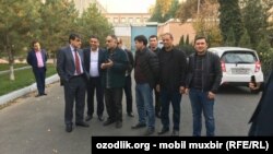 Актер Матякуб Матчонов (третий слева) в кругу родных и друзей после освобождения из зала суда. Ташкент, 31 октября 2016 года.