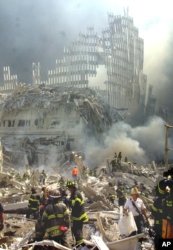 Structura metalică a ceea ce a fost cțndva fațada unuia din turnurile gemene de la World Trade Center, New York, 11 septembrie 2001.