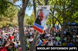 Një poster me fytyrën e presidentit rus, Vladimir Putin në të cilin shkruan “Putin është president paqebërës” dhe i cili është parë në një takim të rusofilëve të Bullgarisë më 14 shtator 2019.