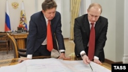 Visuri de tinerețe. Miller și Putin în 2012, studiind posibilități de a extinde exploatările siberiene, inclusiv pentru piețele din Asia.