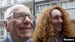 Medijski mogul Rupert Mardok sa Rebekom Bruks u centru Londona, 10. jul 2011.