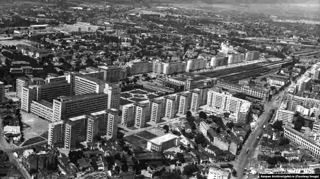 Një pamje nga lart e stacionit të trenit &quot;Gare du Nord&quot; të Bukureshtit. Edgar Szocs, i cili krijoi arkivin në internet, i tha Radios Evropa e Lirë se ideja i lindi pasi ai mësoi për dhjetëra kuti fotografish të marra nga fotografët e Uj Elet që lëngonin në një bibliotekë në rajonin e Transilvanisë&nbsp; të Rumanisë. &nbsp;