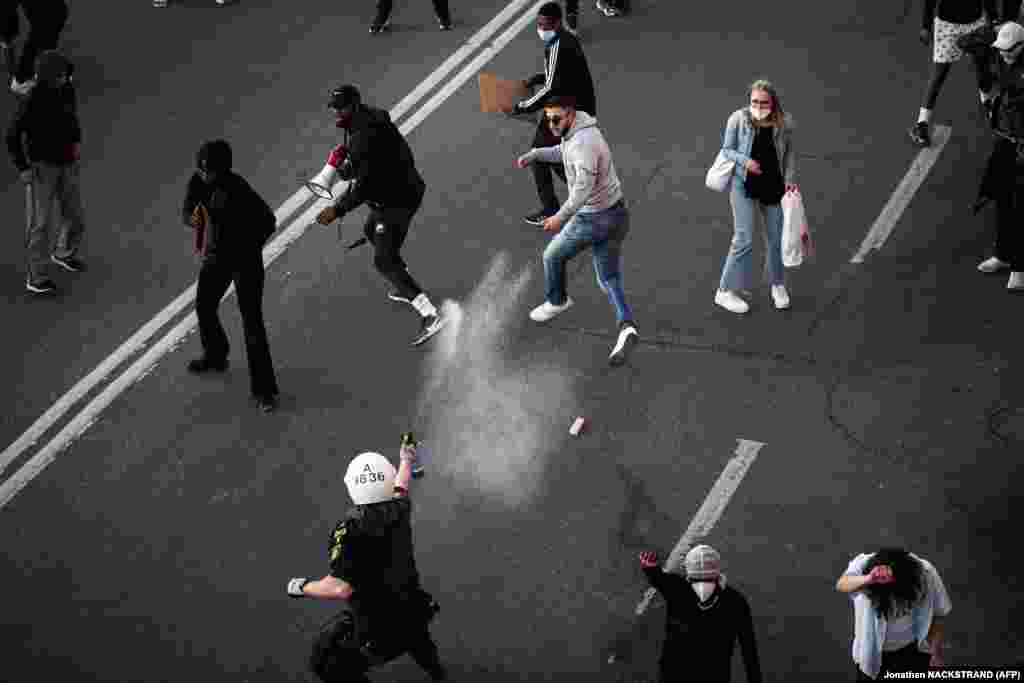 Poliția folosește spray cu ardei iute în timpul protestului de la Stockholm, Suedia, 3 iunie 2020