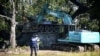 Muncitorii înlătură un tanc sovietic T-34 din cadrul unui monument din Narva, Estonia, 16 august 2022