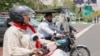 Egy férfi és egy nő motoron Teherán központjában
