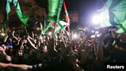 Palestinezët duke festuar në rrugët e Gazës