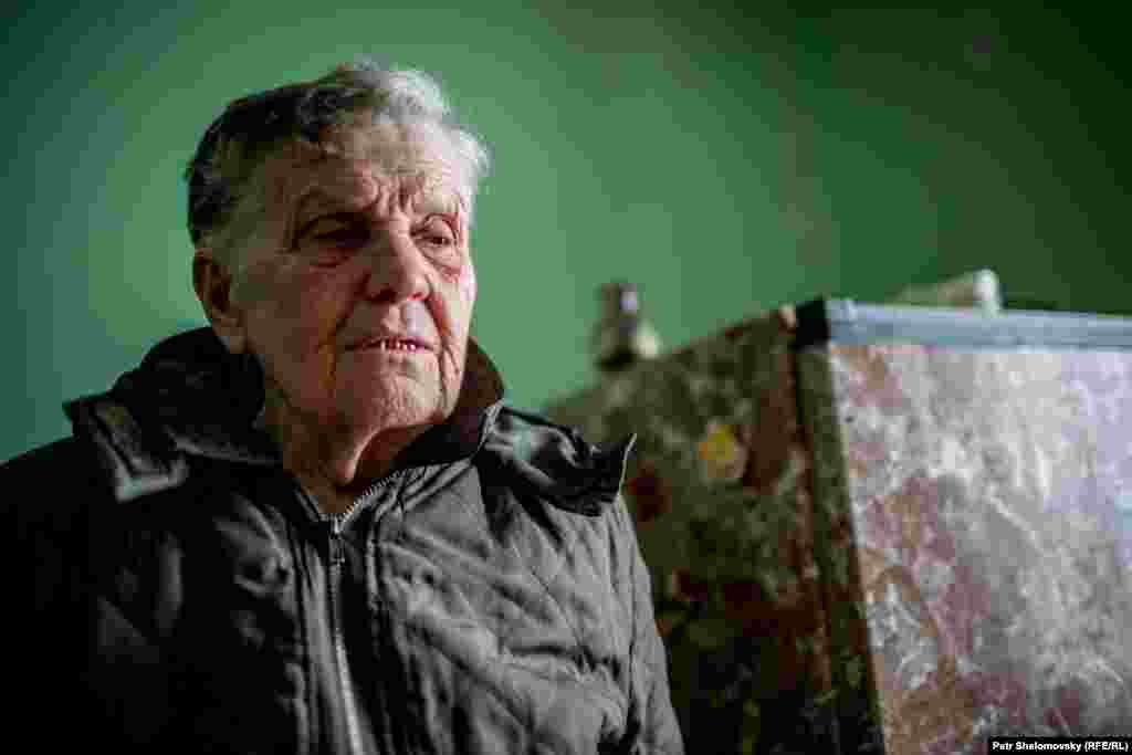 Katerina Moroz, 78 de ani, în casa ei avariată.