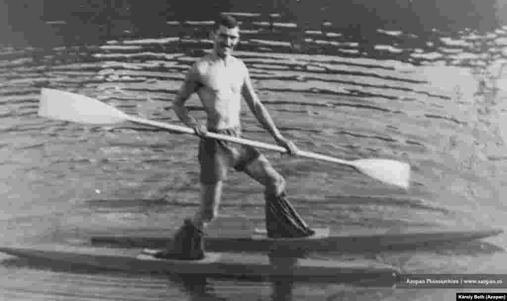 Sportivul alpinist Karoly Both încercând să treacă râul Mureș în 1935 &nbsp; Denumirea de Azopan este un omagiu adus mărcii de film fotografic produs în România&nbsp;până în&nbsp; 2003. Mama lui Szocs a lucrat în fabrica unde era produs acest film. &nbsp;