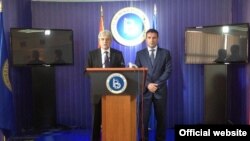 Архивска фотографија: Лидерот на СДСМ Зоран Заев се сретнa со лидерот на ДУИ, Али Ахмети во седиштето на ДУИ во Мала Речица на 3 август 2013