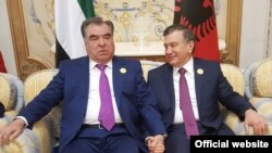 Özbegistanyň prezidenti Şawkat Mirziýoýew (s) we Täjigistanyň prezidenti Emomali Rahmon (ç) (arhiw suraty) 