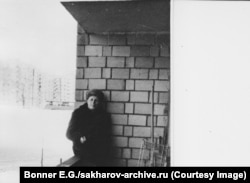 Saharov pe balconul apartamentului său din Gorki, în timpul unei greve a foamei declarate în semn de protest împotriva persecuției sale și a familiei sale de către autoritățile sovietice. Gorki, 1981