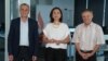 Victoria Coroban, gazda podcastului „Dincolo de știri”, alături de analiștii Nicolae Negru și Igor Boțan, în redacția Europei Libere de la Chișinău. 