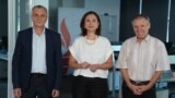 Victoria Coroban, gazda podcastului „Dincolo de știri”, alături de analiștii Nicolae Negru și Igor Boțan, în redacția Europei Libere de la Chișinău. 