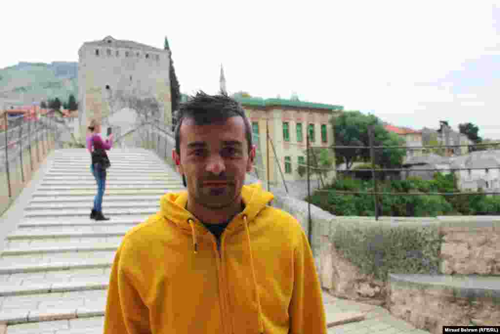 Igor Kazity egyike azoknak, akik a turistákat szórakoztatják azzal, hogy fejest ugranak a folyóba a 25 méter magasan átívelő hídról. A Szabad Európának azt mondja, egyre több turista érkezik megint Mostarba.&nbsp;