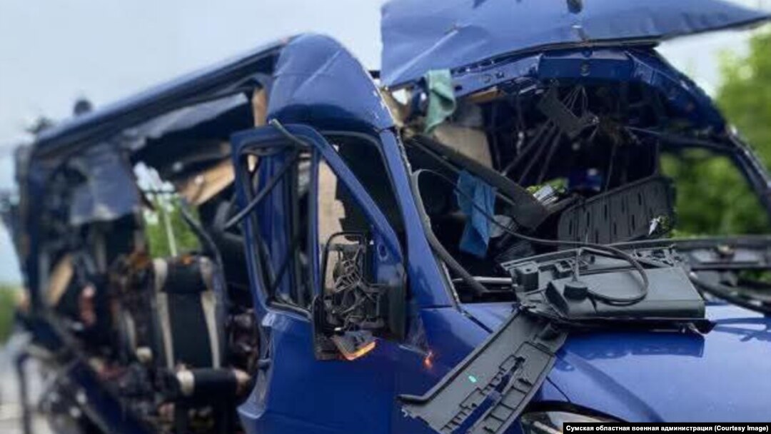 Uništeni minibus na putu u oblasti Sumy, gdje ukrajinske vlasti kažu da je u napadu ruskog drona 17. maja poginulo devet osoba.