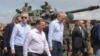 26 iunie, Pabrade, Lituania: Secretarul general al NATO, Jens Stoltenberg (s) se alătură președintelui Lituaniei, Gitanas Nauseda (d) și ministrului apărării din germania, Boris Pistorius (c) la un exercițiu militar germano-lituanian.