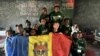  Igor Nisenboim (în centru, ținând steagul R. Moldova), înconjurat de copiii pe care îi învață.