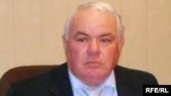 Рустамнинг отаси Омонулло Ҳукумов президент Имомали Раҳмоннинг қудаси ва "Тожикистон темир йўллари" ширкатининг раисидир.