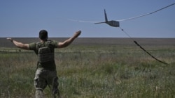 Украински военен тества американски разузнавателен дрон RQ-20 Puma в Донецка област, 13 юни 2024 г.