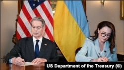 US Treasury Secretary SSekretari i Thesarit të SHBA-së, Scott Bessant, dhe Zëvendëskryeministrja e Parë e Ukrainës, Yulia Svyrydenko.