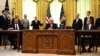 Presidenti i SHBA-së, Donald Trump, kryeministri i Kosovës Avdullah Hoti dhe presidenti i Serbisë, Aleksandar Vuciq, gjatë nënshkrimit të marrëveshjes në Shtëpinë e Bardhë, 4 shtator 2020