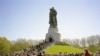 Памятник в Трептов-парке пользуется у берлинцев спросом и сегодня