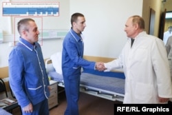 Vlagyimir Putyin két sebesült katonával 2022-ben