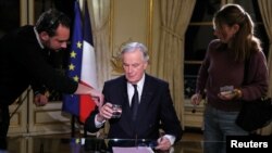 Barnier se pregătește. Premierul francez înaintea unui interviu televizat, la Paris, pe 3 decembrie. 