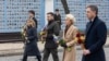 Prim-ministrul canadian Justin Trudeau, premierul italian Giorgia Meloni, președintele ucrainean Volodimir Zelenski, președintele Comisiei UE Ursula von der Leyen și prim-ministrul belgian Alexander De Croo participă la ceremonia de la Zidul Comemorarii din Kiev, 24 februarie.