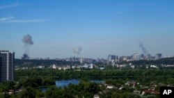 Kievul (în imagine, la 8 iulie) și alte orașe ucrainene au avut parte de un început de săptămână sângeros. 
