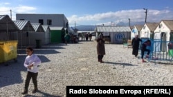 Архива: Мигранти одмораат во транзитниот камп Вунојуг во Гевгелија. 