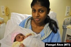 Fatima nevű gyermekét tartja kezében az Srí Lanka-i menekült nő, akit a Kelebia Határrendészeti Kirendeltség járőrei 2011. január 26-án hajnalban fogtak el két férfival együtt az 53-as főúton, Tompa külterületén. A láthatóan állapotos nő jelezte, hogy elfolyt a magzatvize, ezért azonnal mentőt hívtak az asszonyhoz, akit kórházba szállítottak, a két férfi pedig idegenrendészeti őrizetbe került. A babát és szüleit hamarosan a debreceni menekülttáborba szállítják tovább.