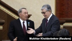 Нурсултан Назарбаев (лево) го избра Касим-Жомарт Токаев да го наследи како претседател во 2019 година.