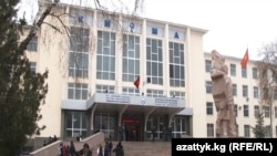 Иса Ахунбаев атындагы Кыргыз мамлекеттик медициналык академиясынын имараты. Бишкек шаары.
