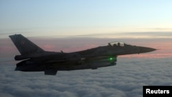 F-16 harby uçary (arhiw suraty)