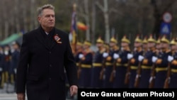 Klaus Iohannis román elnök a decemberi katonai parádén Bukarestben