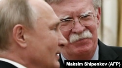 Владимир Путин и Джон Болтон на встрече в Москве 23 октября 2018 г. 