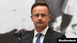  Szijjártó Péter külügyminiszter Varsóban 2017-ben.