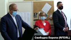 Софија (11.07.2021) Избори за 46. Национално собрание кои се одржуваат денес. Претседателот Румен Радев гласаше во стручното училиште за транспорт Мекгахан.
